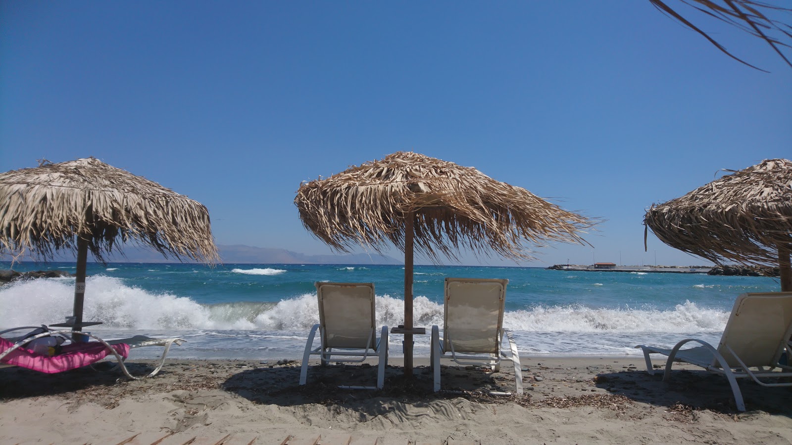 Valokuva Agios Pelagia beachista. mukavuudet alueella