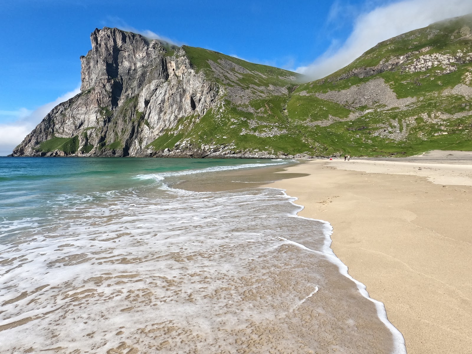 Fotografija Plaža Kvalvika z svetel pesek površino