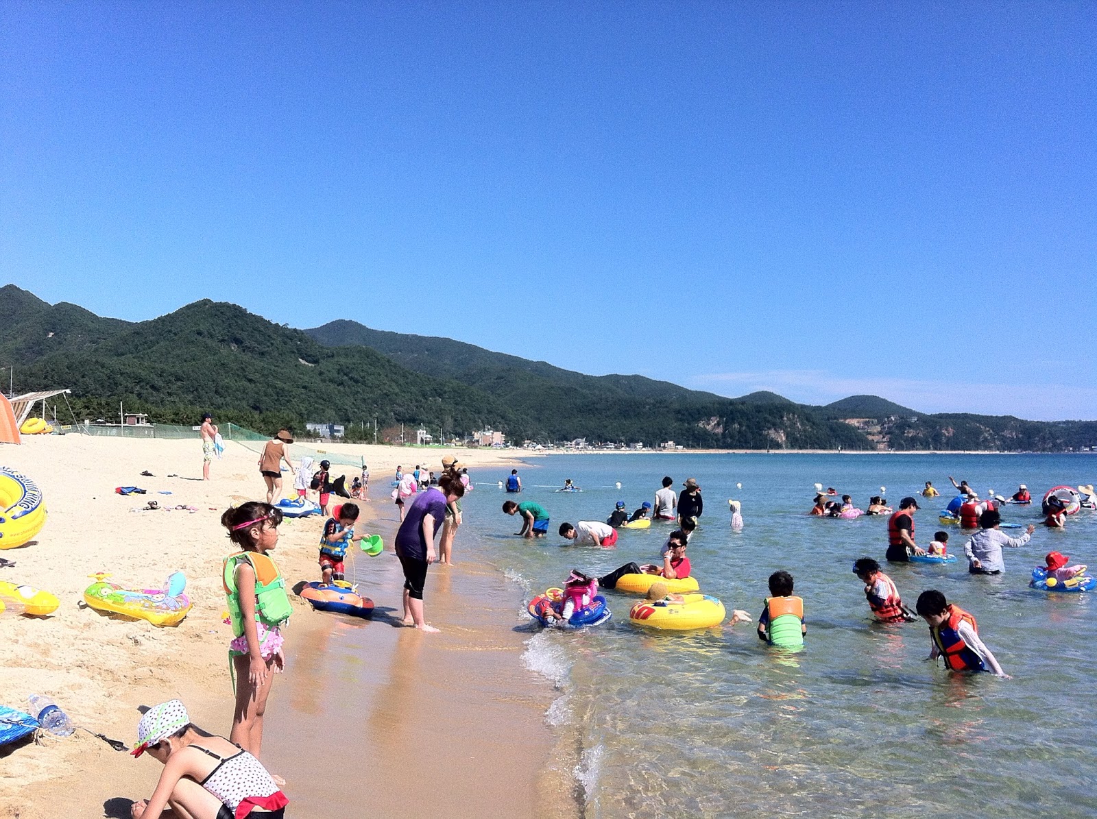 Foto von Banhun Beach mit lange, gerade küste