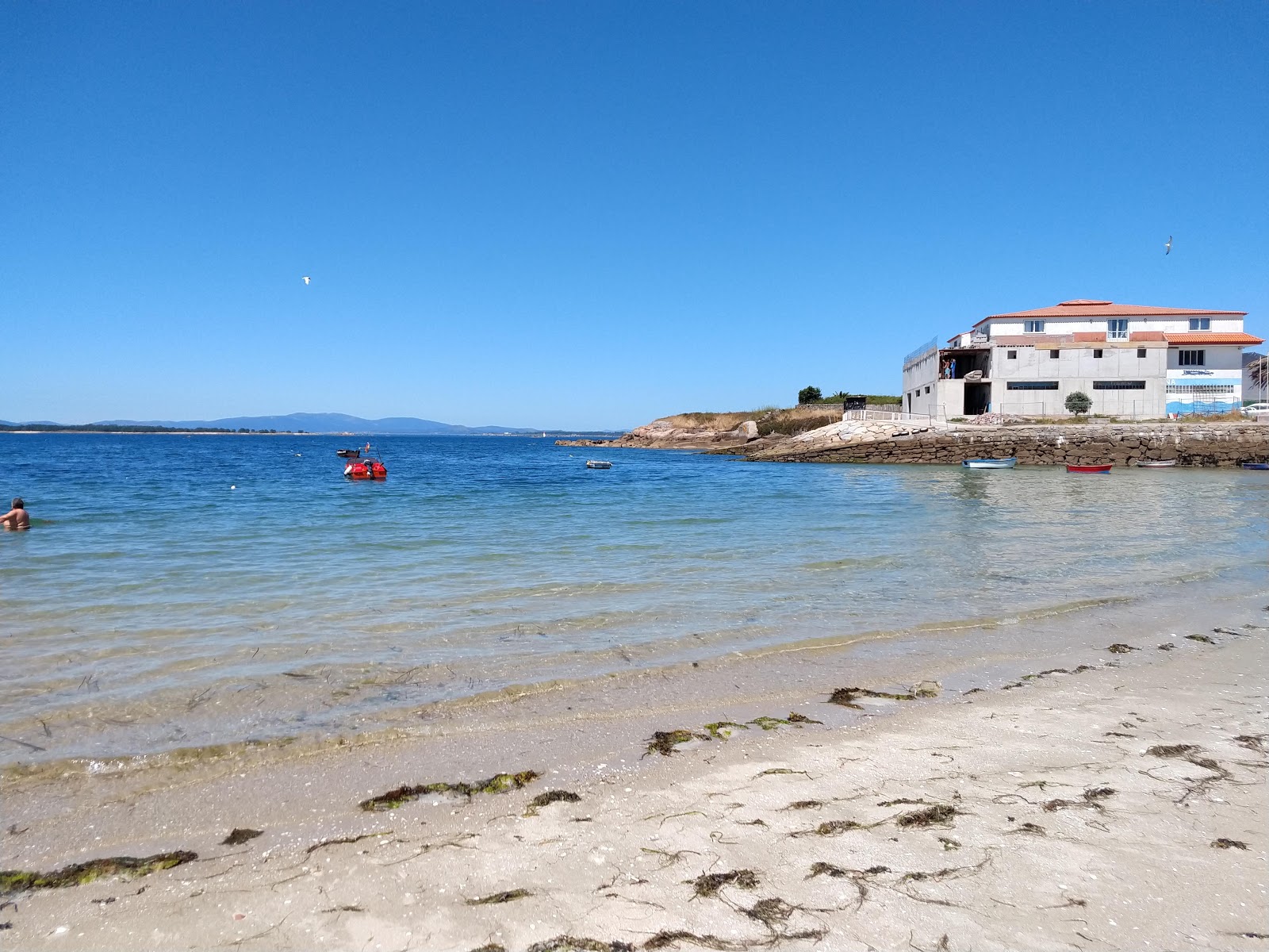 Fotografie cu Praia de Conroibo cu o suprafață de nisip alb