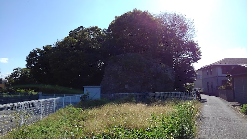 岩室岩(伊和神社の旧跡)
