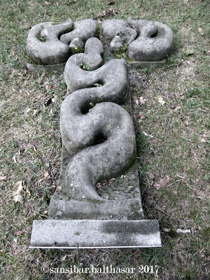 Skulptur, Schlangenkreuz