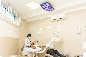 Alana de Sá Odontologia | Lentes de Contato | Facetas | Implantes Dentário image