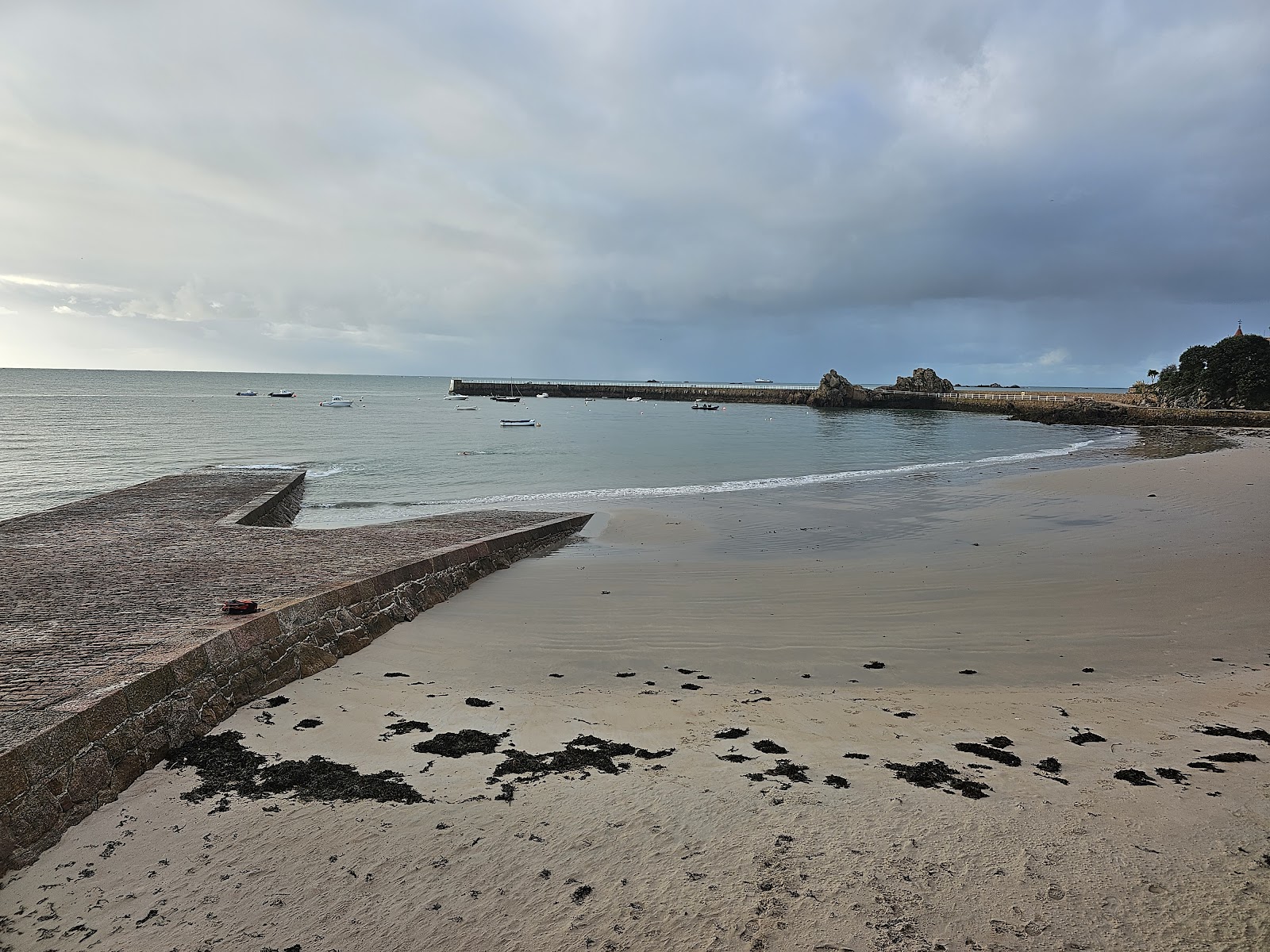 Foto de La Rocque Harbour Beach com areia brilhante superfície