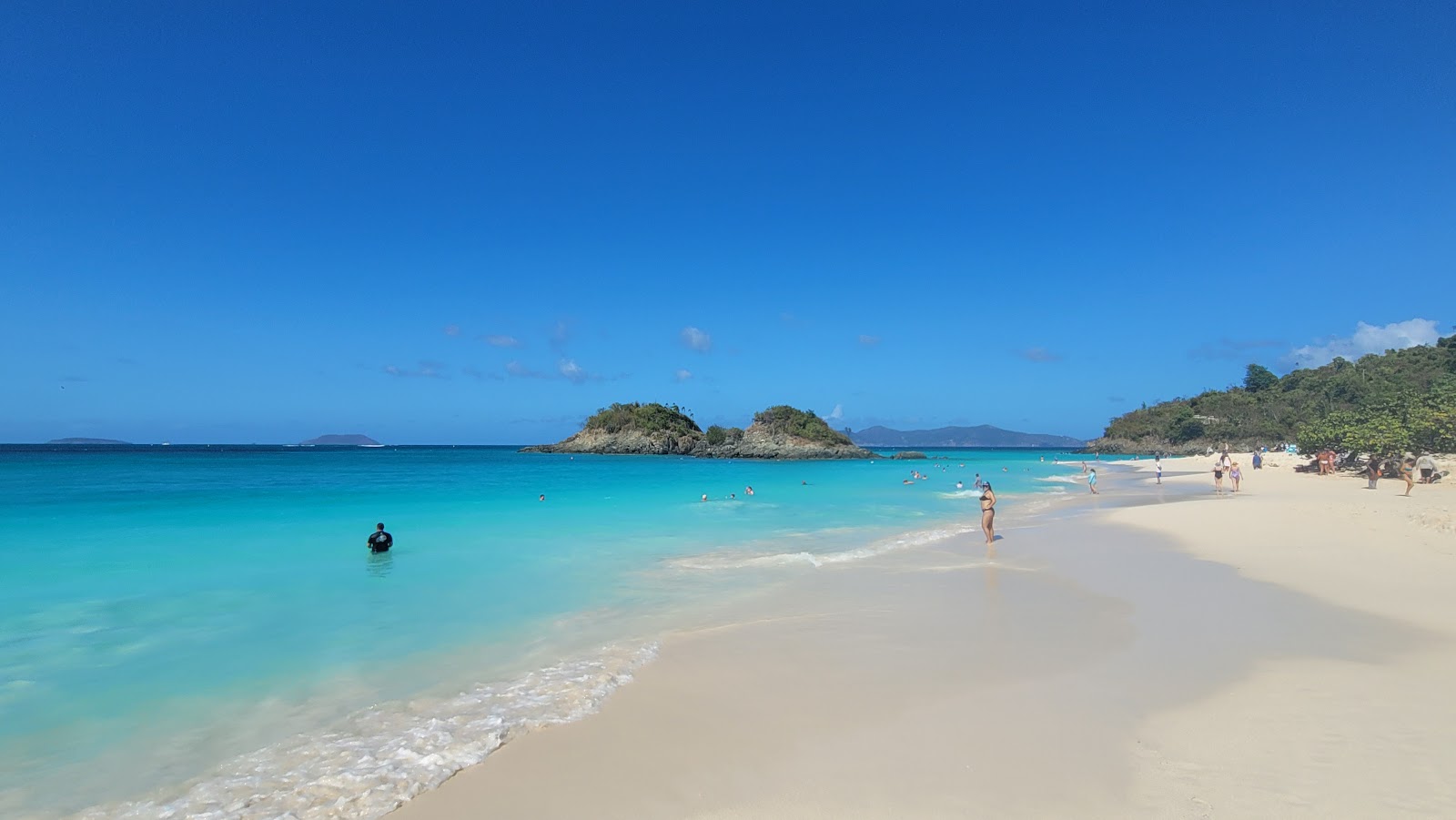 Photo of Trunk Bay beach with bright fine sand surface