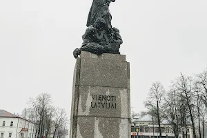 Vienoti Latvijai, Piemineklis Latgales atbrīvotājiem image