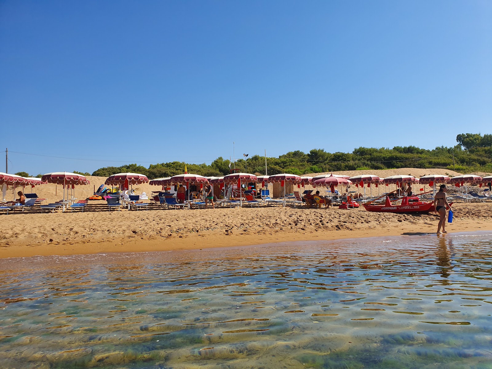 Spiaggia di Calannino'in fotoğrafı uçurumlarla desteklenmiş