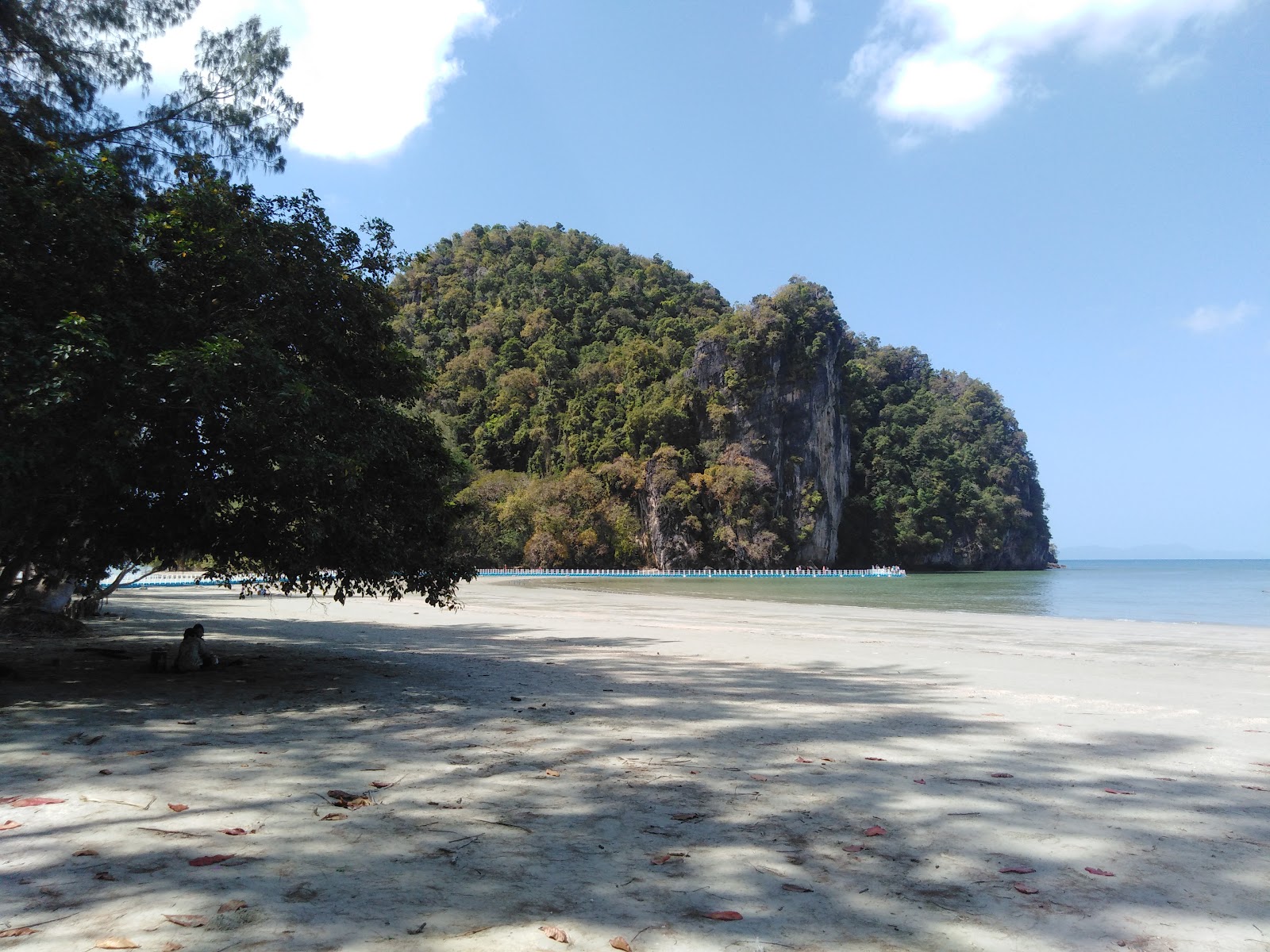 Foto di Koh Bae Na Beach con una superficie del sabbia luminosa