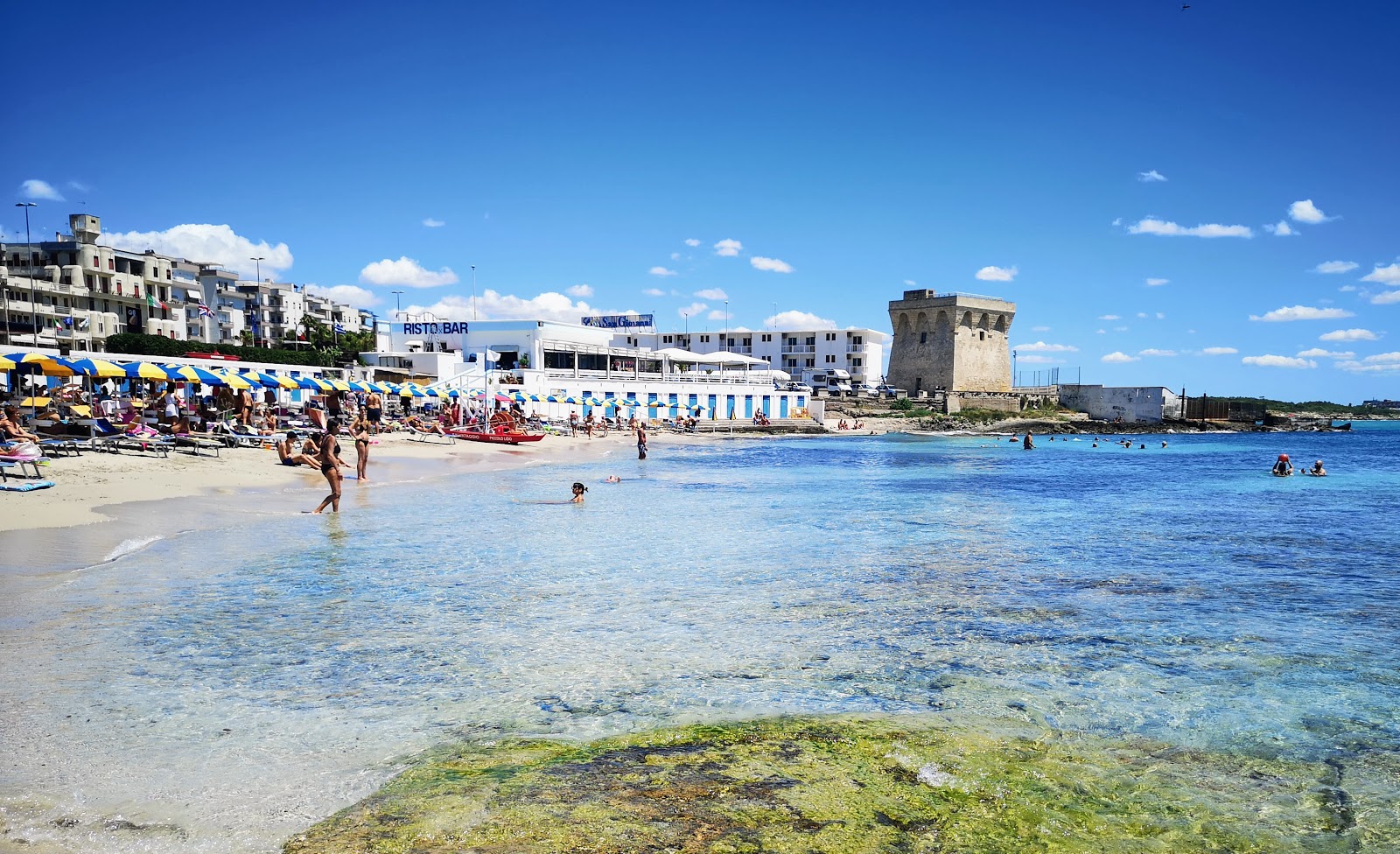 Foto von Piccolo Lido beach mit reines blaues Oberfläche