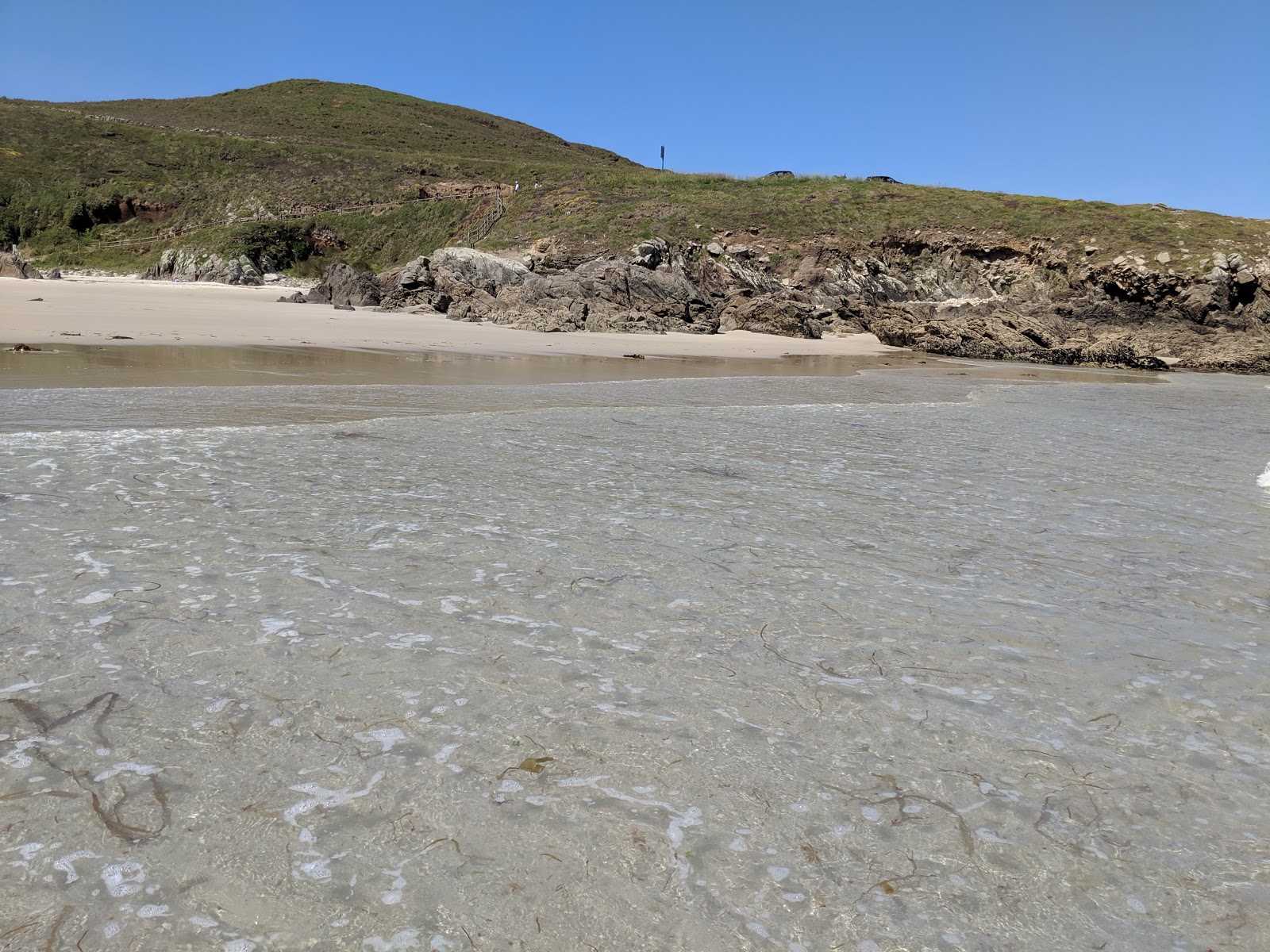 Valokuva Playa de Arnelaista. puhtaustasolla korkea