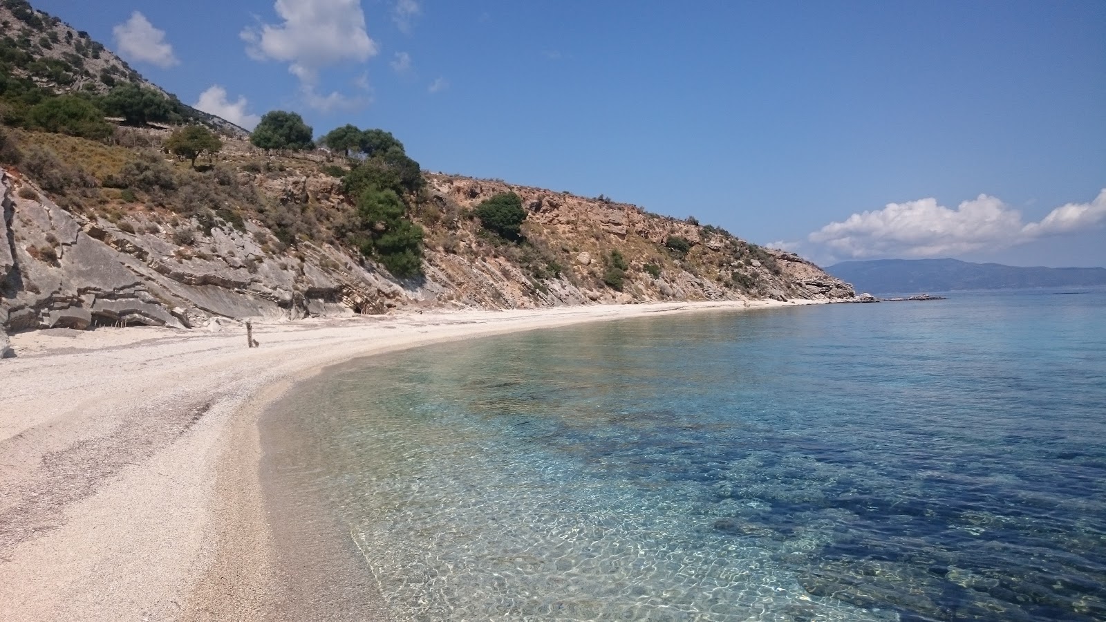 Photo de Lazarus beach protégé par des falaises