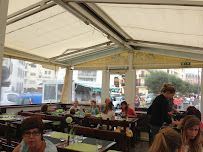 Atmosphère du Restaurant de fruits de mer Bar Snack Le Dauphin à Saint-Jean-de-Luz - n°6