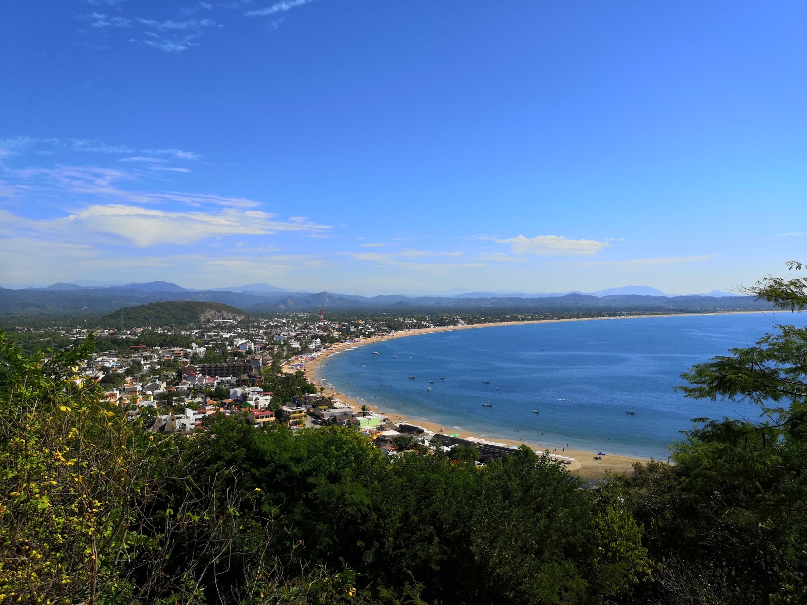 Playa De Melaque的照片 带有碧绿色纯水表面