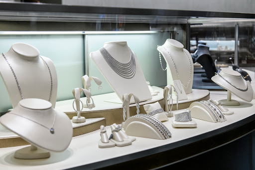 Jewelry Store «Borsheims Fine Jewelry», reviews and photos, 120 Regency Pkwy, Omaha, NE 68114, USA