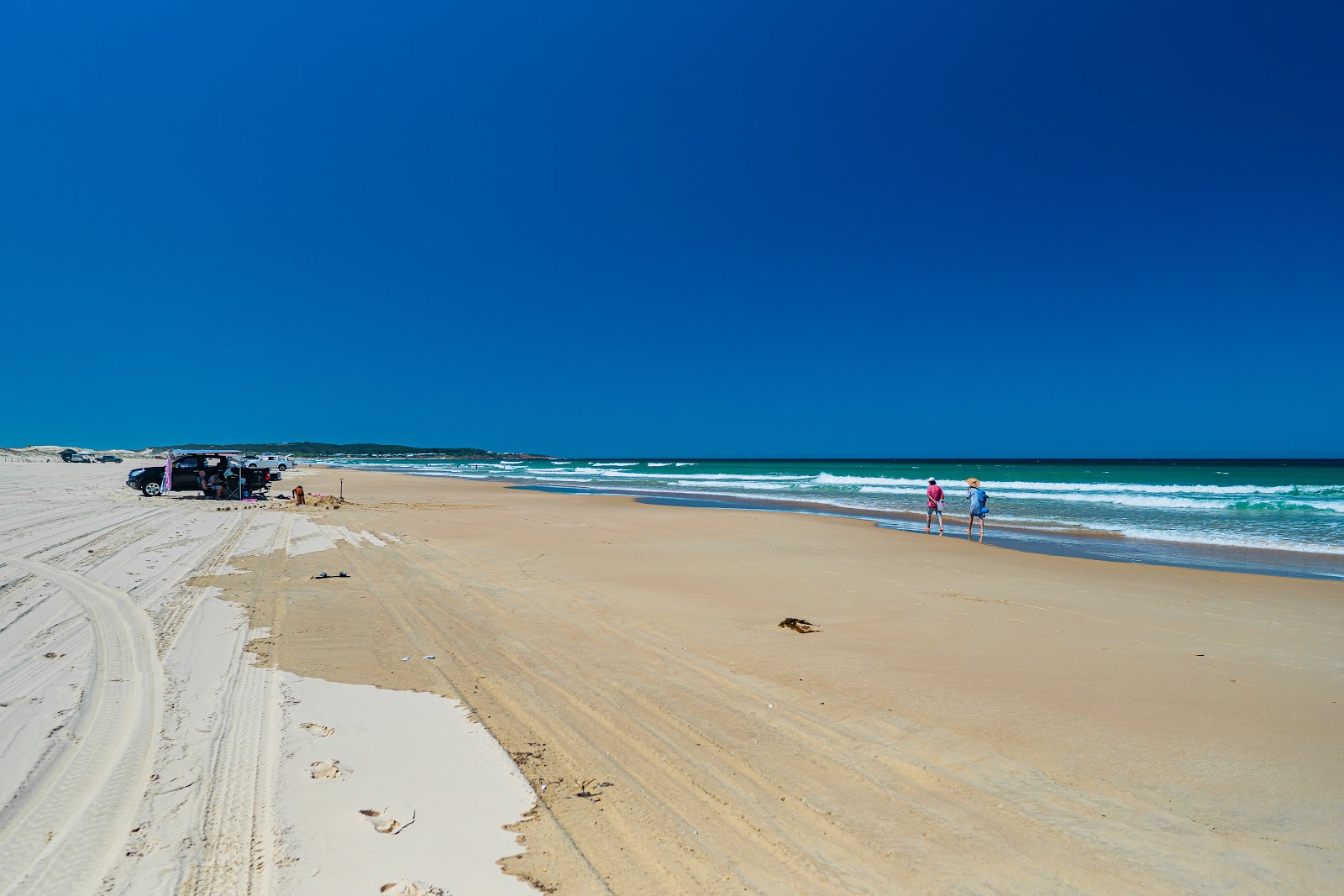 Φωτογραφία του Stockton Beach με φωτεινή λεπτή άμμο επιφάνεια