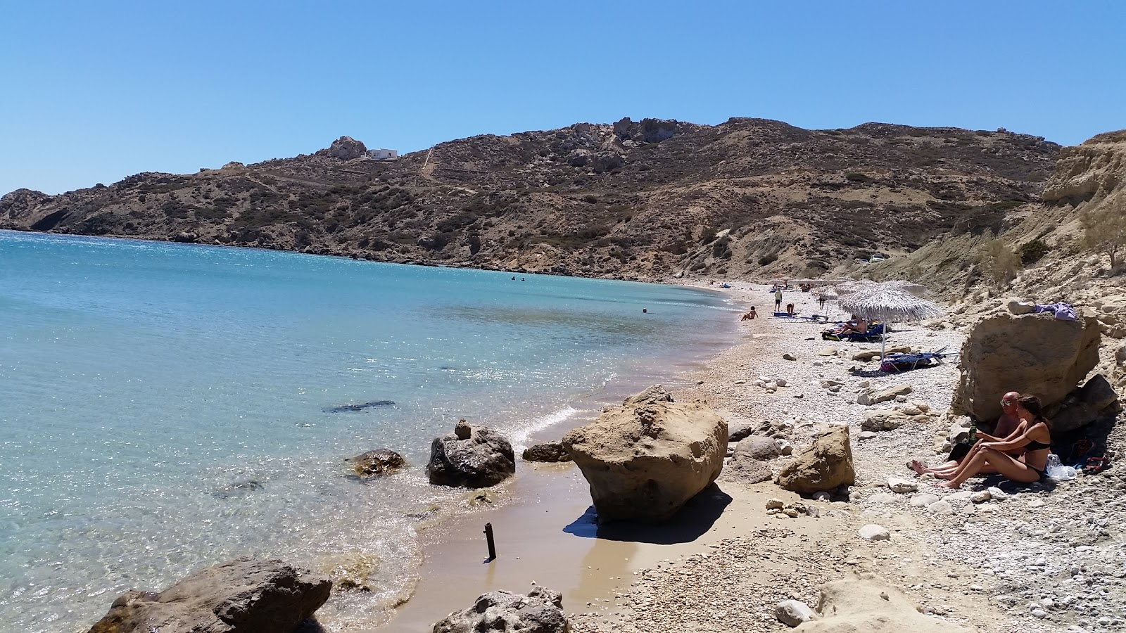 Foto van Damatria beach ondersteund door kliffen