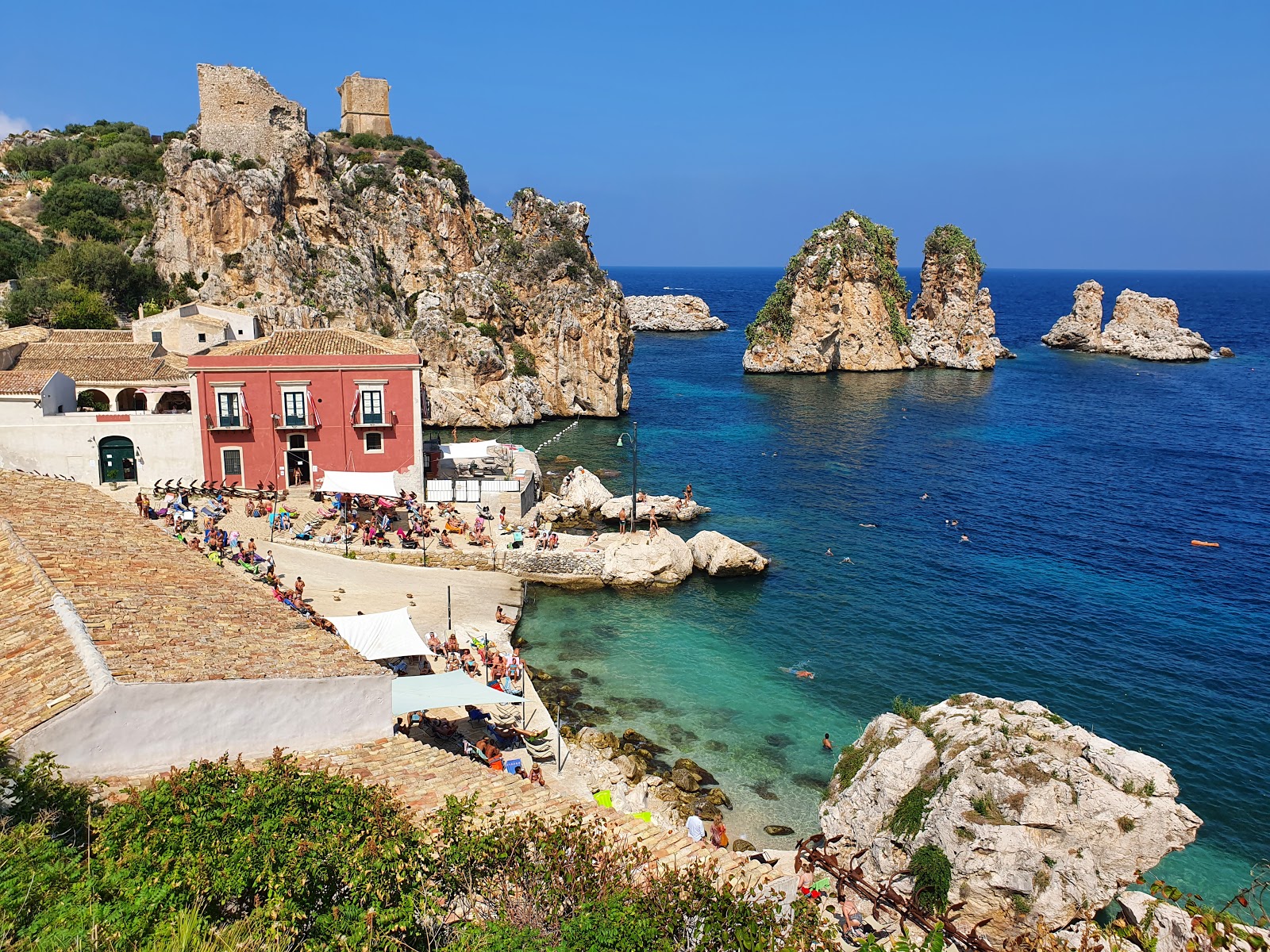 Φωτογραφία του Spiaggia Tonnara Di Scopello με καθαρό νερό επιφάνεια