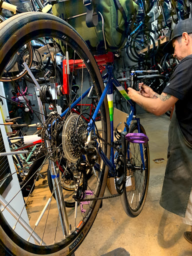 Bicycle Repair Shop «Bike World in Alamo Heights», reviews and photos, 5911 Broadway St, Alamo Heights, TX 78209, USA