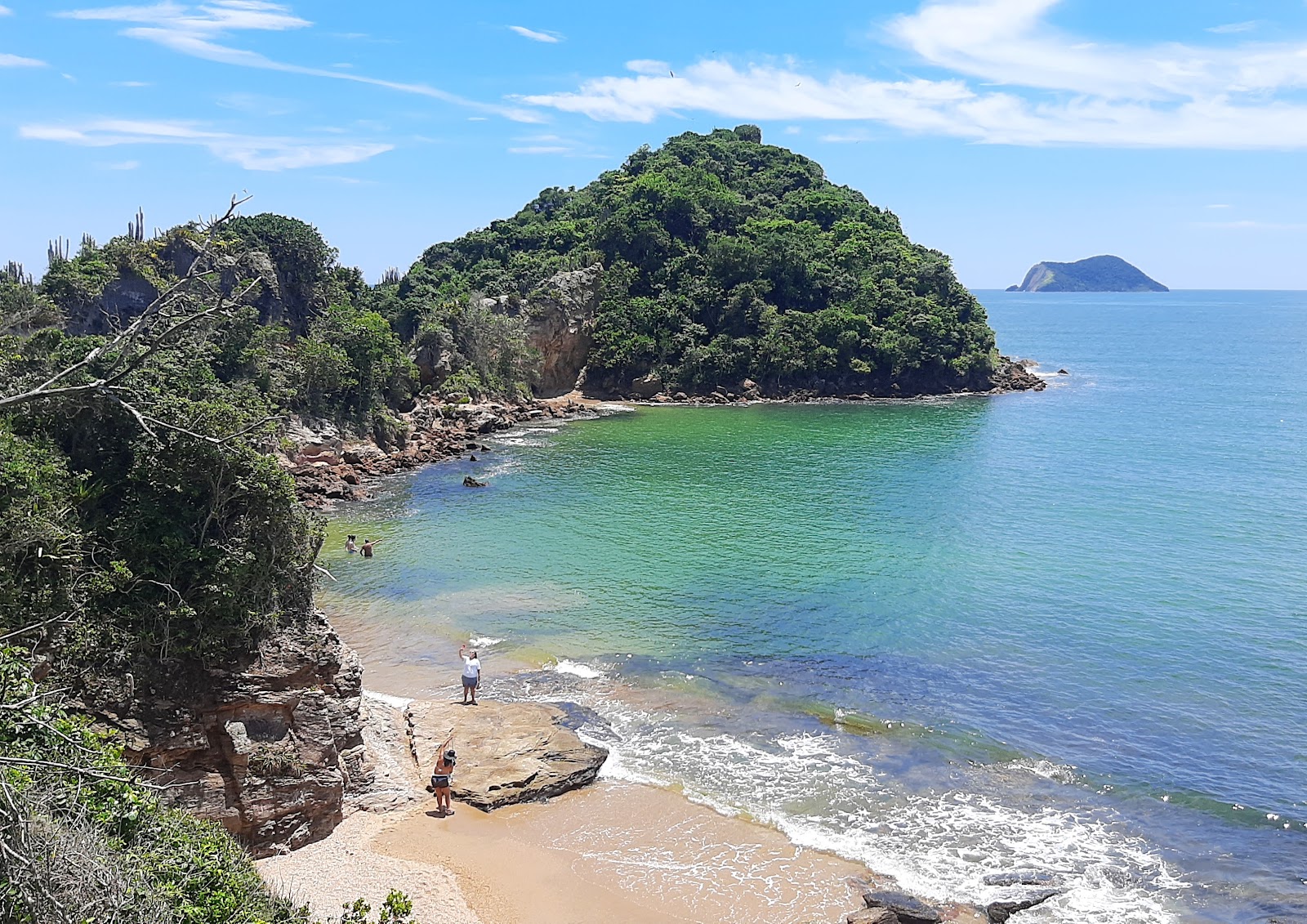 Praia Secreta Do Pai Vitorio'in fotoğrafı dağlarla çevrili