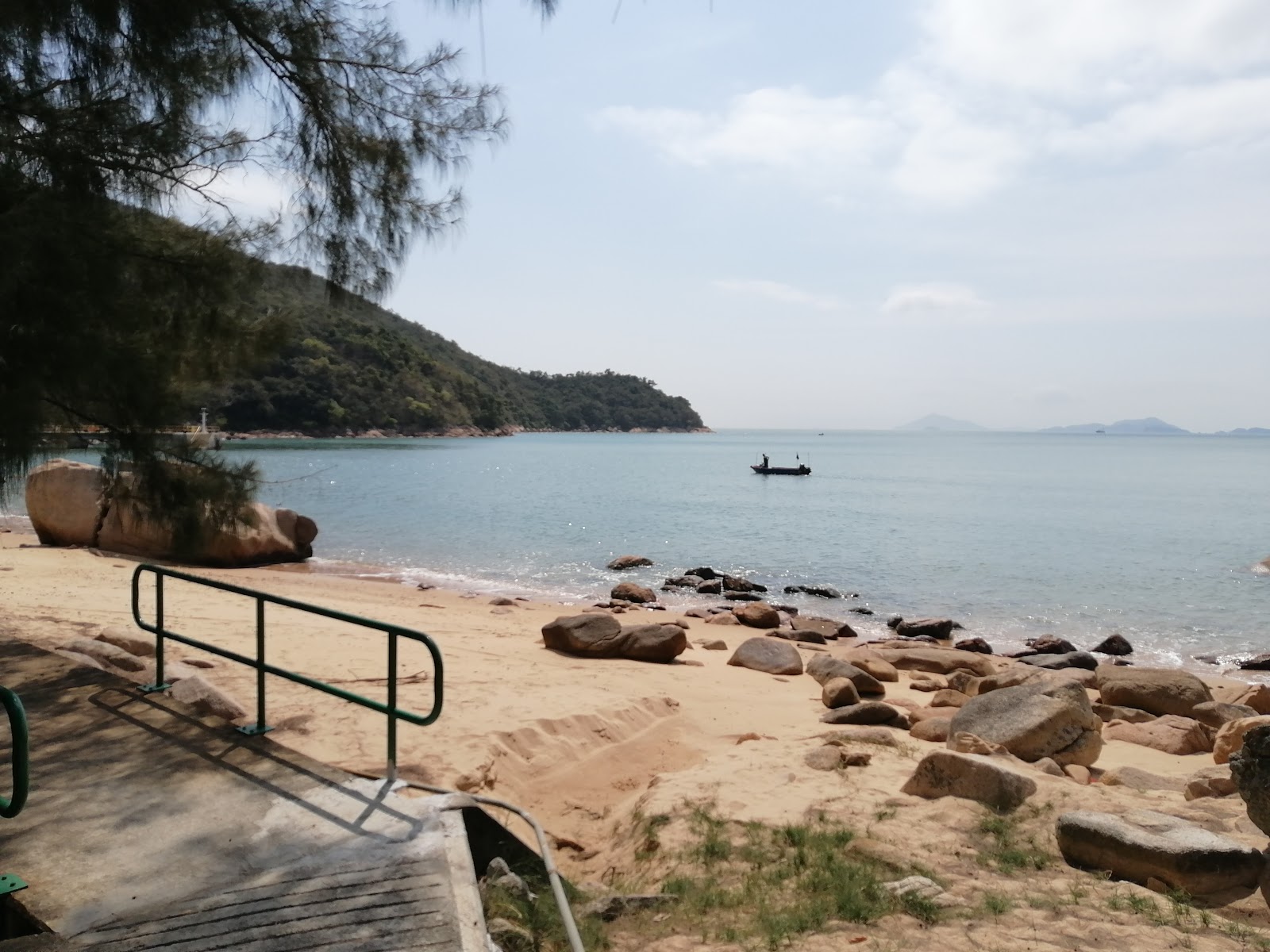 Foto van Mong Tung Wan met ruim strand