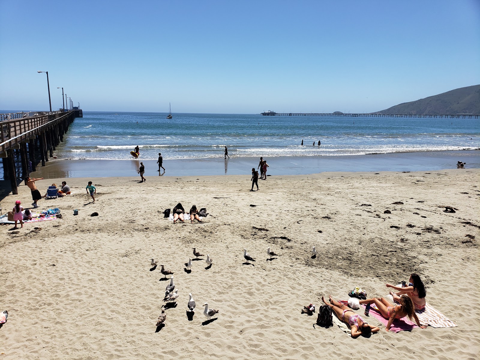 Foto von Avila Beach von Klippen umgeben