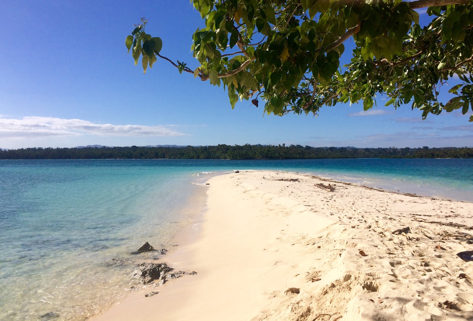 Foto de Eratap Beach com praia espaçosa