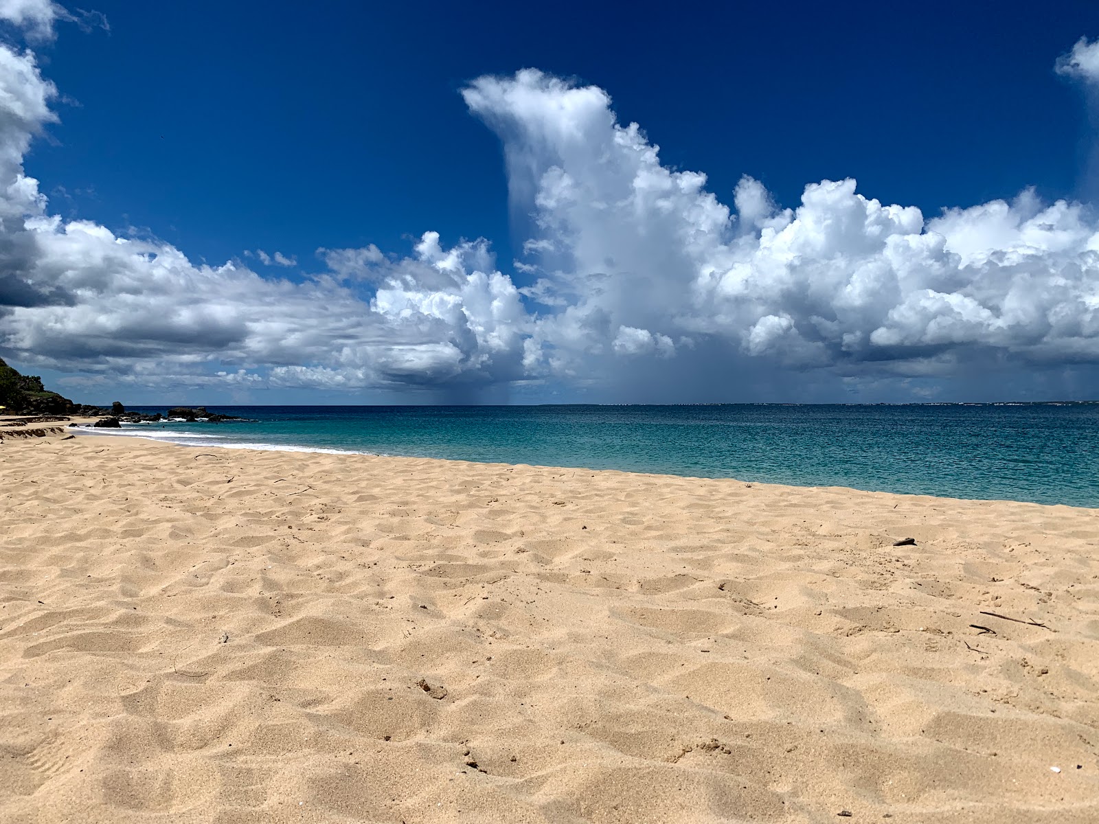 Foto av Plage de Happy Bay med turkos rent vatten yta