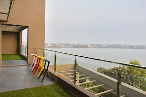 Grey Stone - Lakefront Penthouse (Homestay - Family Rooms) image