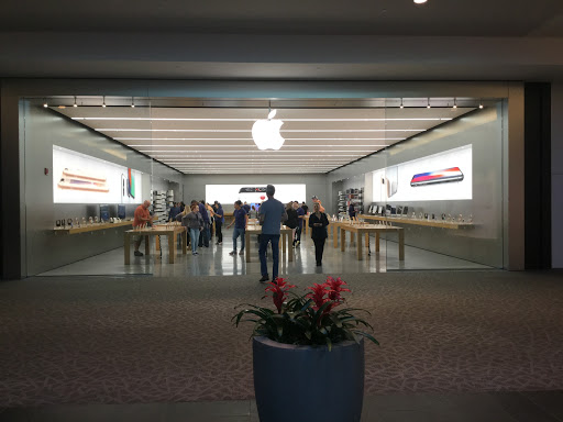 Computer Store «Apple Trumbull», reviews and photos, 5065 Main St, Trumbull, CT 06611, USA