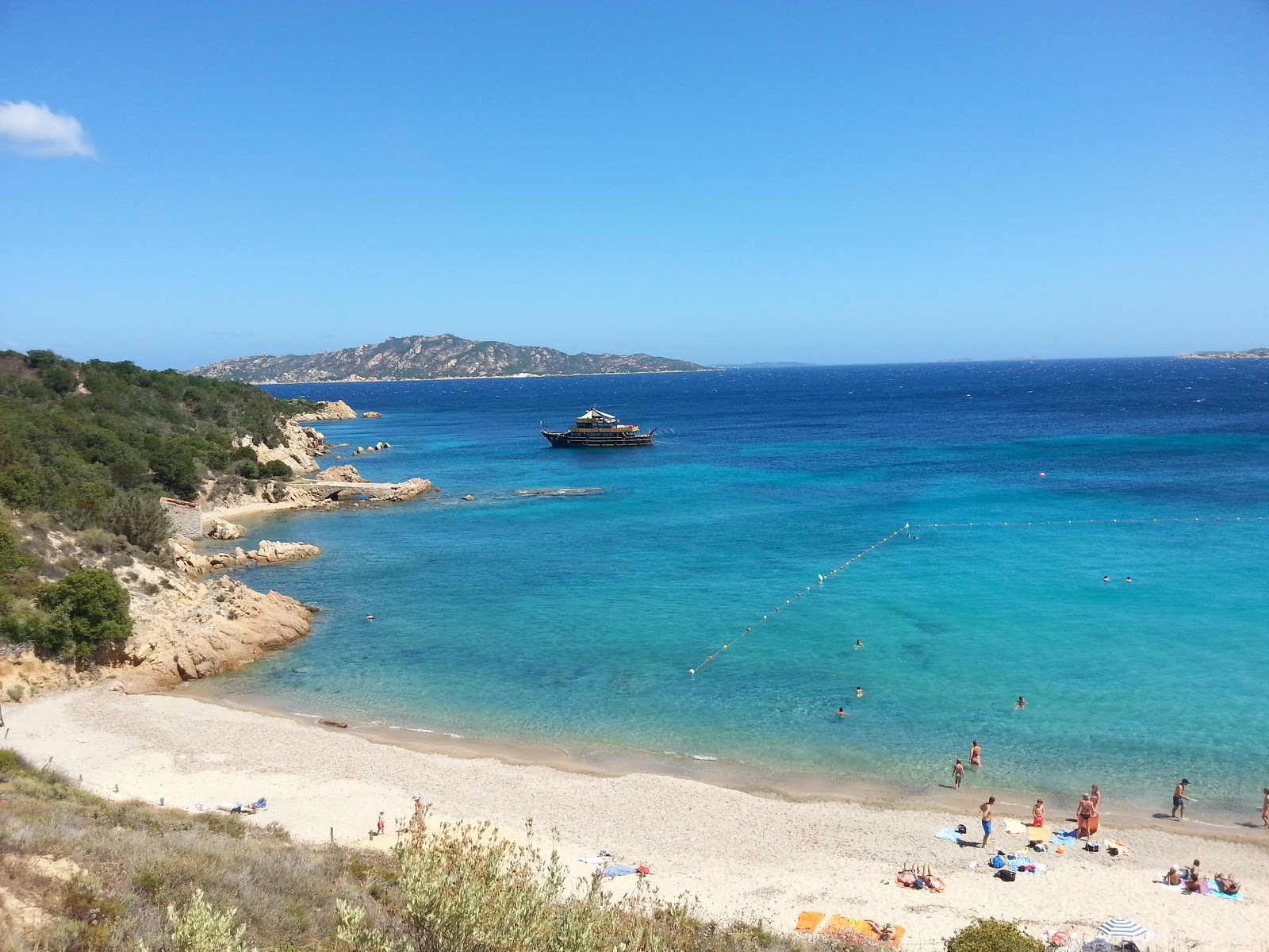 Foto von Spiaggia di Cala di Trana mit beiger sand Oberfläche