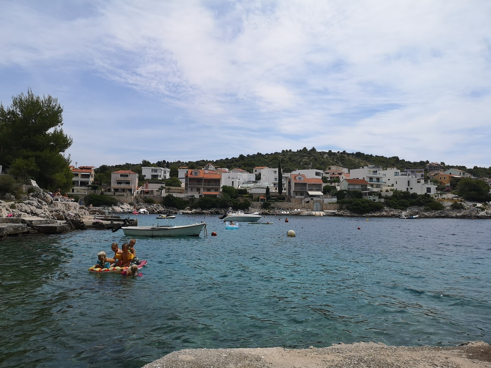 Foto av Razanj beach II omgiven av berg