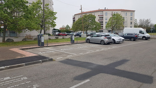 Borne de recharge de véhicules électriques IZIVIA Grand Lyon Station de recharge Corbas
