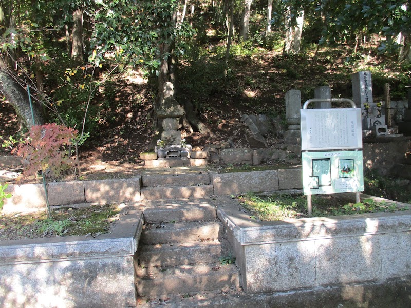 理慶尼の墓