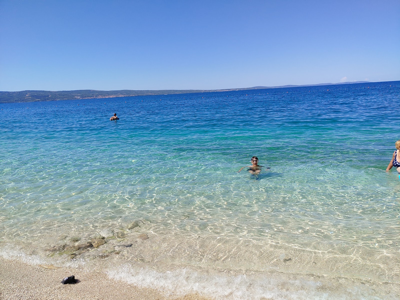 Foto de Poseidon beach apoiado por penhascos