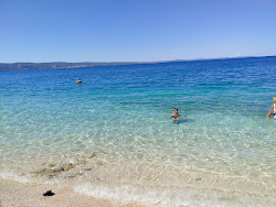 Foto de Poseidon beach apoiado por penhascos
