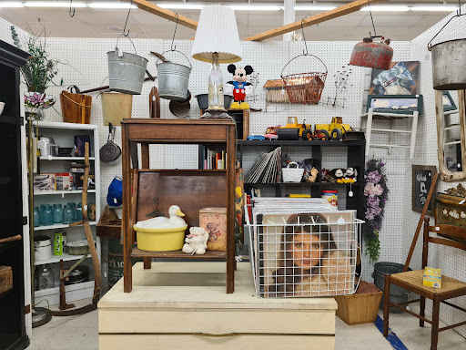 Flea Market «Traderbakers Flea Market», reviews and photos, 2080 Burton Ln, Martinsville, IN 46151, USA