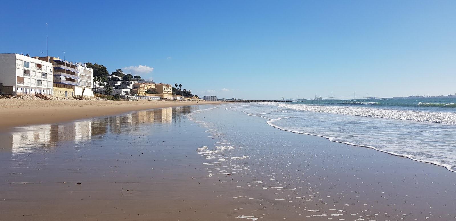 Foto de Playa de Fuentebravia com areia fina e brilhante superfície