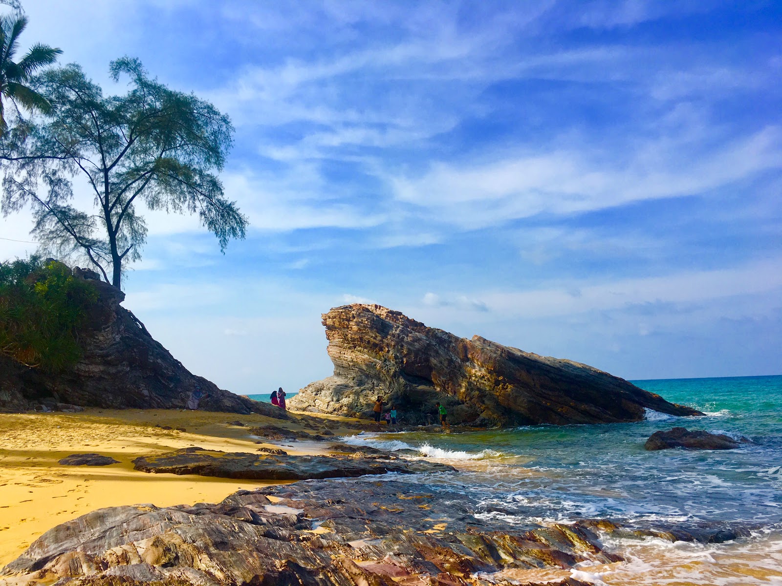 Foto av Batu Pelanduk Beach omgiven av berg