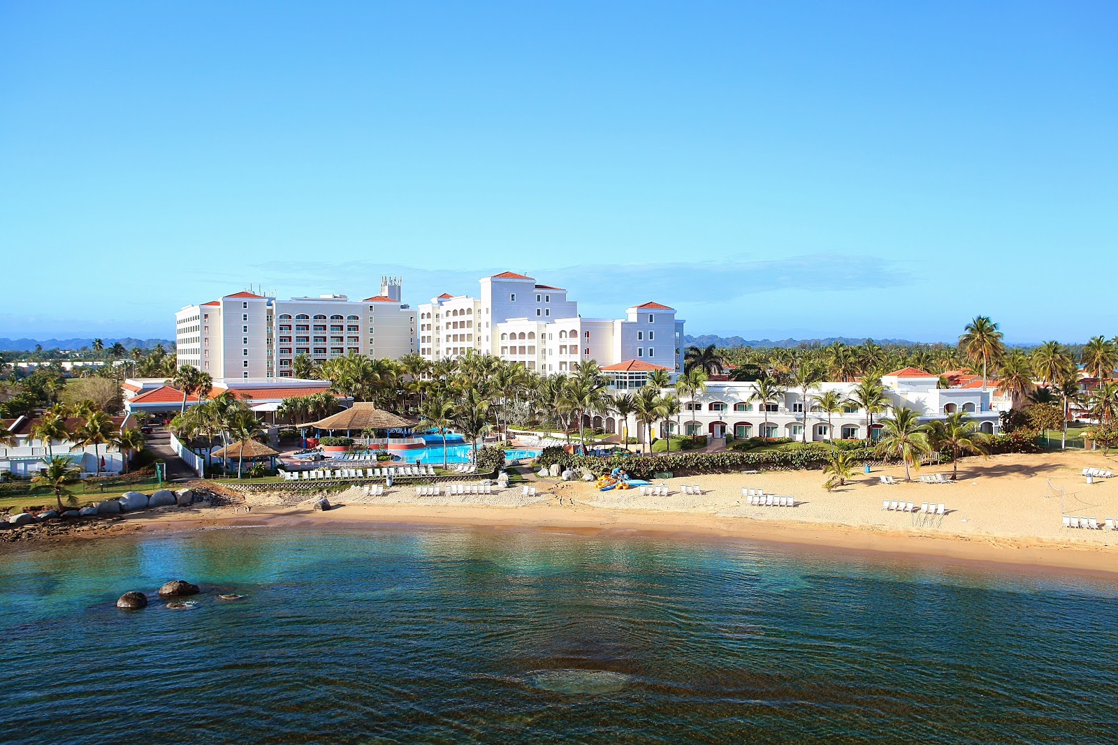 Fotografija Playa Dorado del Mar West z svetel pesek površino