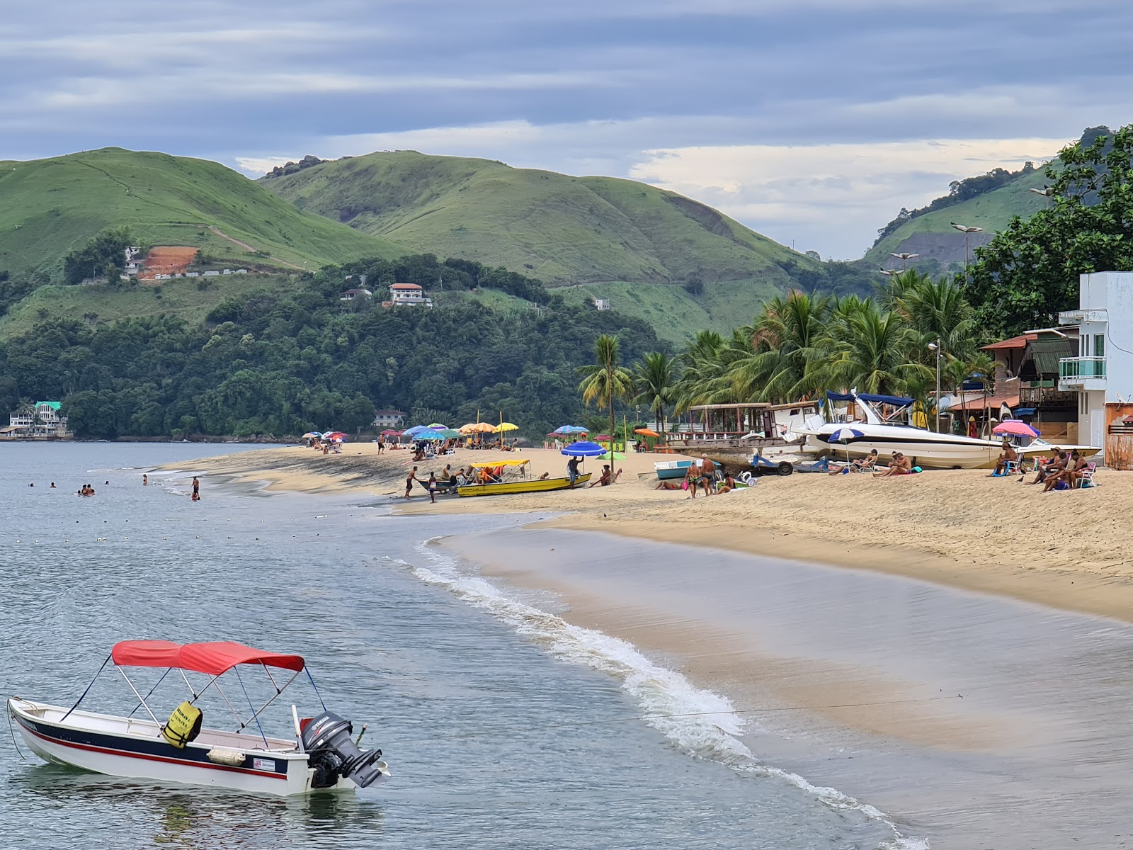 Foto von Strand von Conceicao de Jacarei mit feiner beiger sand Oberfläche