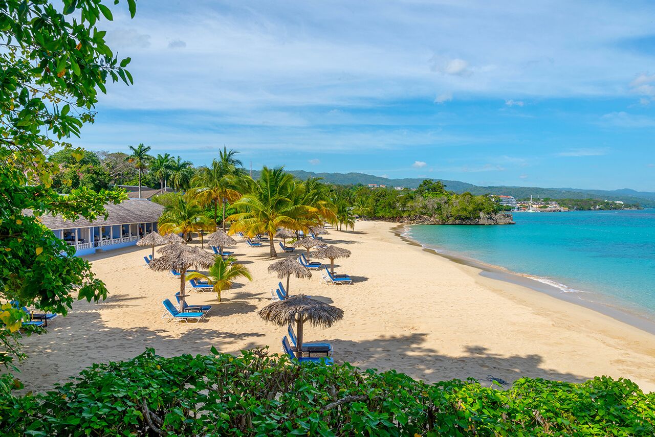 牙买加旅馆海滩的照片 带有小海湾