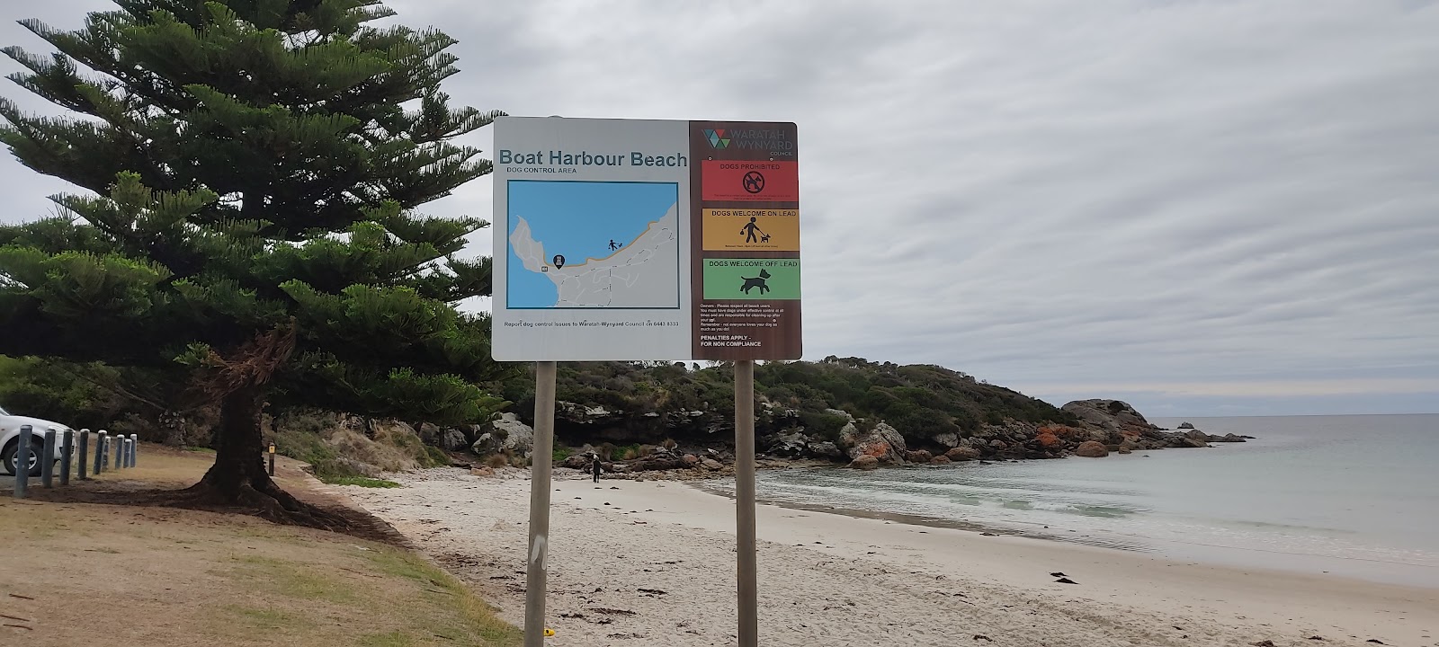 Photo de Boat Harbour Beach entouré de montagnes