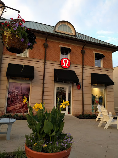 lululemon, 28859 Chagrin Blvd, Woodmere, OH 44122, USA, 