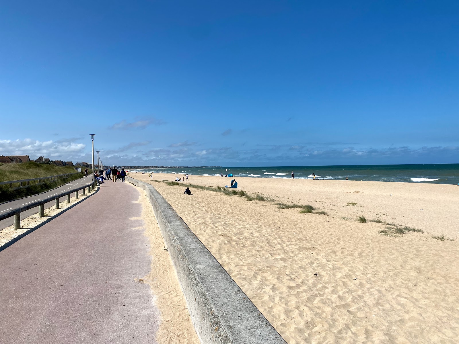 Photo de Plage de Ouistreham avec sable lumineux de surface