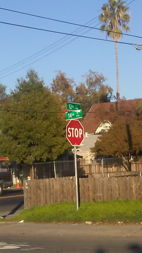 Grocery Store «Oak Park Market», reviews and photos, 3300 12th Ave, Sacramento, CA 95817, USA