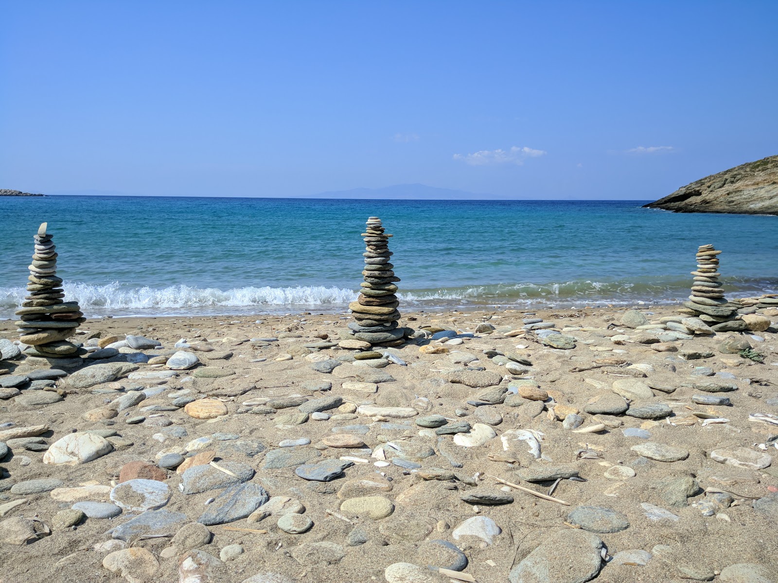 Foto av Plakoto beach omgiven av klippor