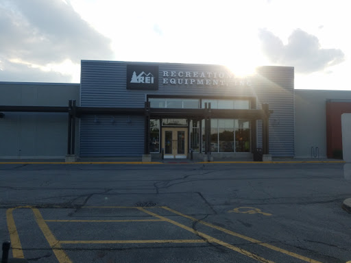 Camping Store «REI», reviews and photos, 1209 E Golf Rd, Schaumburg, IL 60173, USA