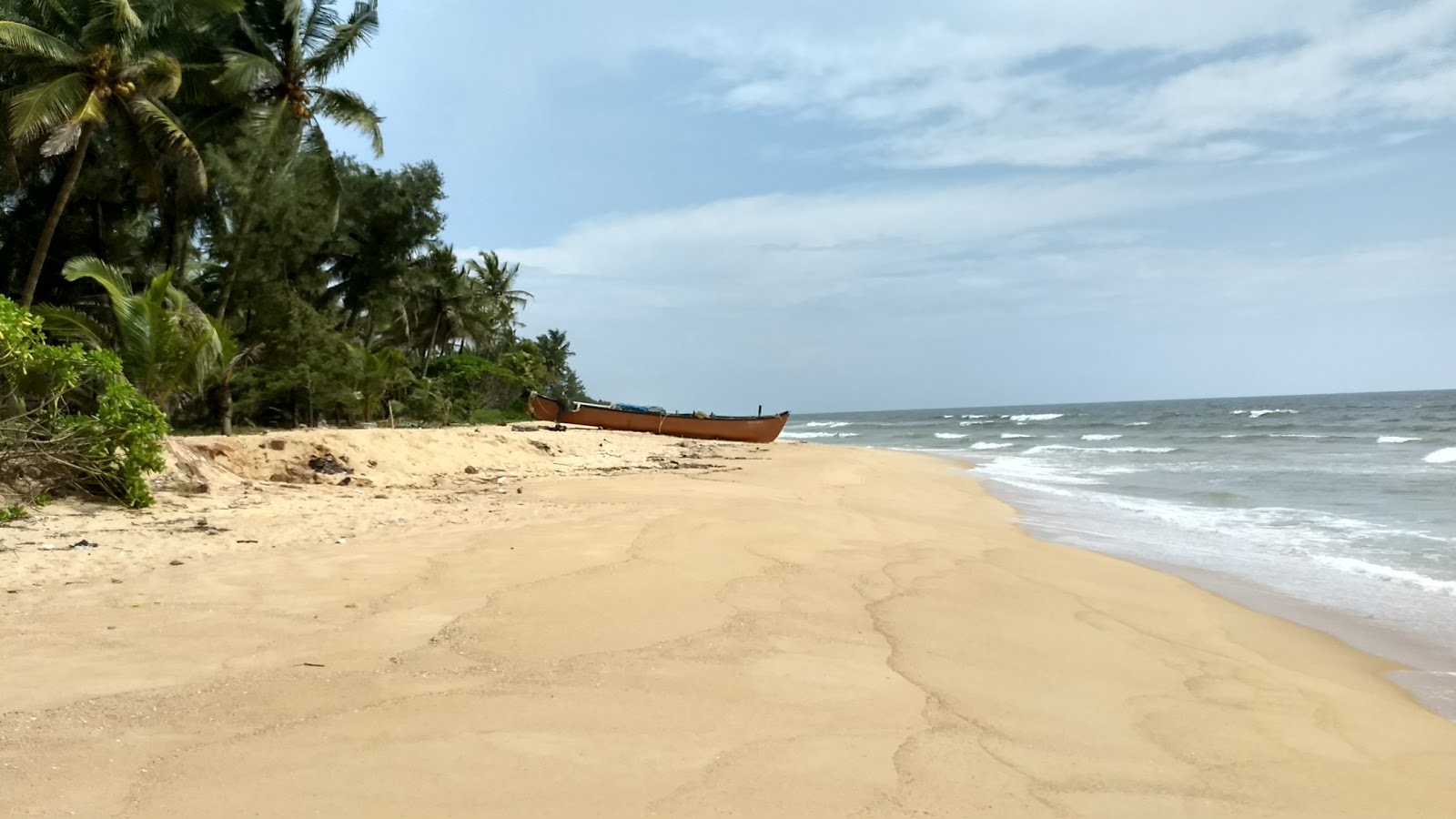 Photo de Uchila Beach avec rivage droit, long