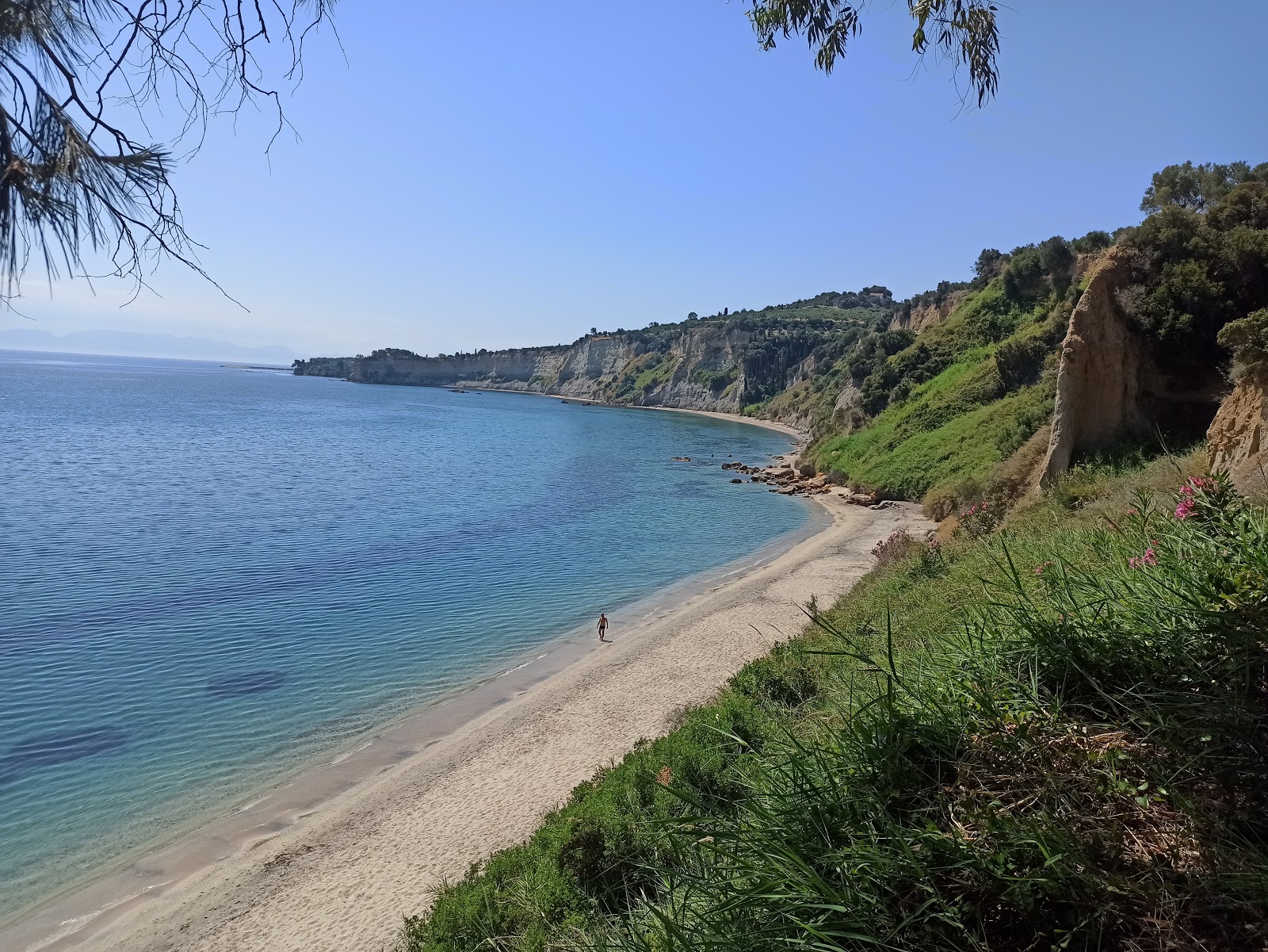 Foto af Agia Triada beach og dens smukke landskab