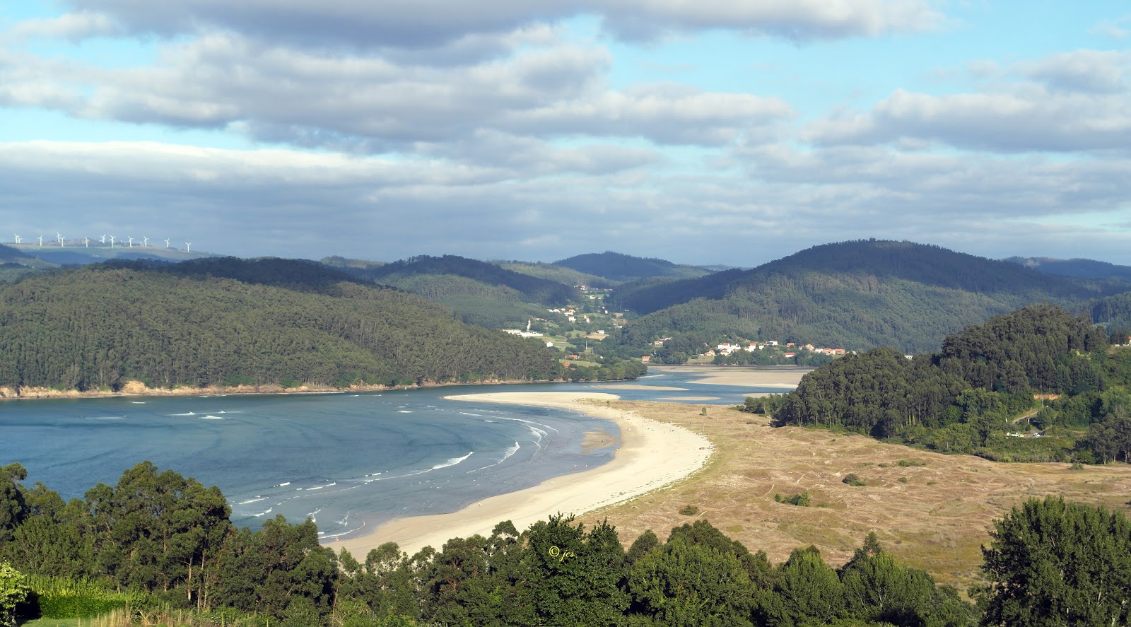 Foto de Playa de Vilarube respaldado por acantilados